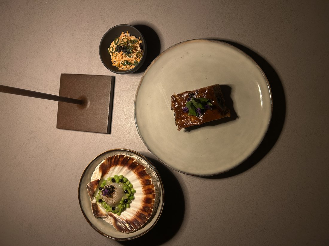 Serviertes RAPHAËL Dinner: Jakobsmuschel, Spare Ribs und Rüebli-Slaw
